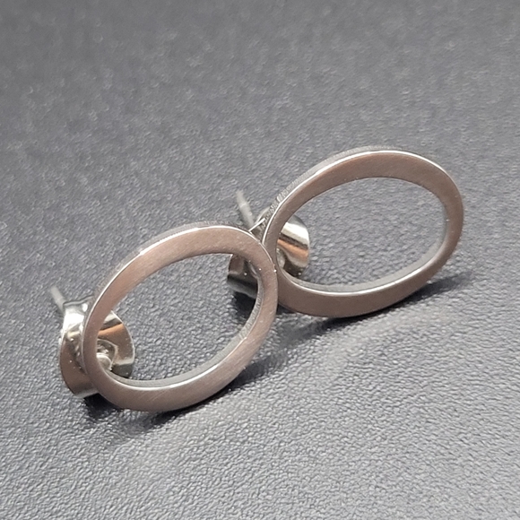 Classic silver oval stud earrings by Dazzling Rock. - Picture 3 of 10